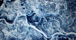 تصویری فوق العاده زیبا از رودخانه یخ زده در اوکراین