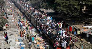 مسافران بیش از حد قطار در داکا! ....