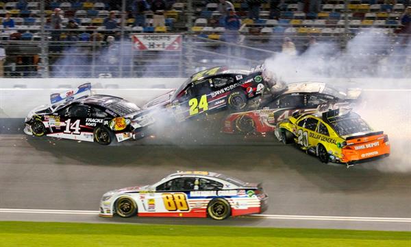 تصادف شدید اتومبیل ها در حاشیه مسابقات اتومبیل رانی سرعت ناسکار «NASCAR» ...
