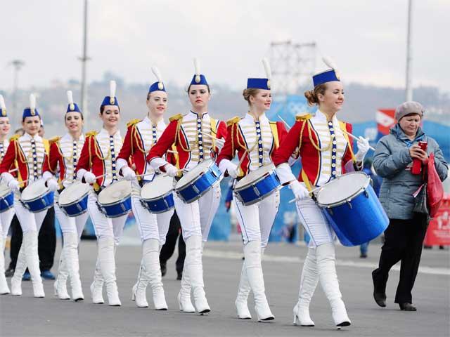 تصویری از رژه گروهی زنان روسی در حاشیه برگزاری مسابقات زمستانی سوچی!