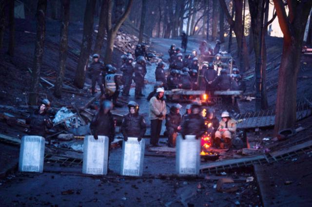 پلیس ضد شورش در کیف اکراین مانعی را برای جلوگیری از ورود مردم به منطقه ممنوعه کشیده است