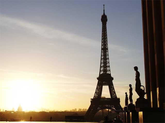 نمایی زیبا از صحنه طلوع افتاب در کنار برج ایفل پاریس ...