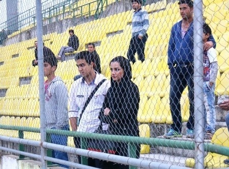تصویری از حضور یک خانم جوان در تمرینات پرسپولیس