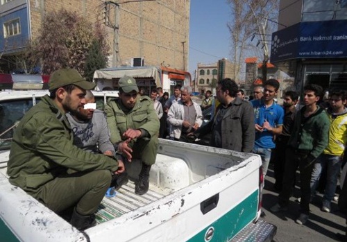 تصاویری از گرداندن "اوباش خطرناک" در سطح شهر ورامین