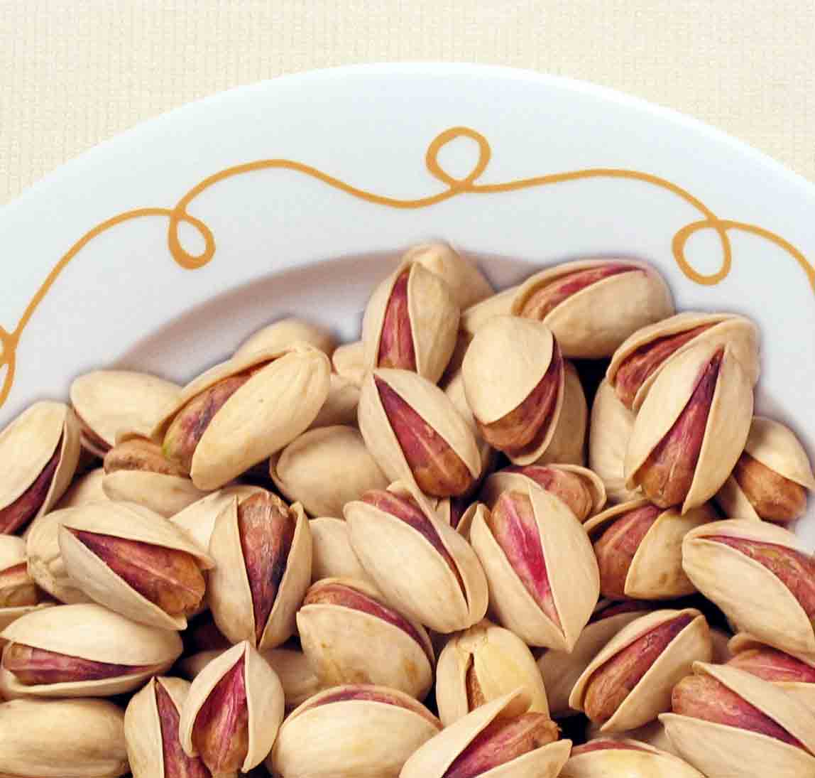 چرا دختران باید پسته بخورند؟!