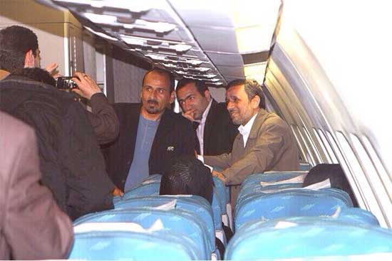 ناظر AFC به دنبال عکس یادگاری با احمدی نژاد!