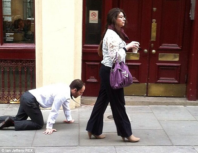زن لندنی با بستن گلاده به گردن همسرش از او به عنوان سگ استفاده می کند!!!/نصاویر