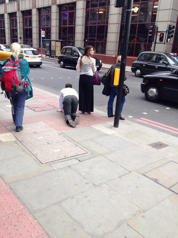 زن لندنی با بستن گلاده به گردن همسرش از او به عنوان سگ استفاده می کند!!!/نصاویر