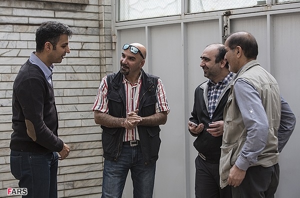 دلجویی فردوسیپور از عوامل سریال «روزهای بد به در»+ عکس