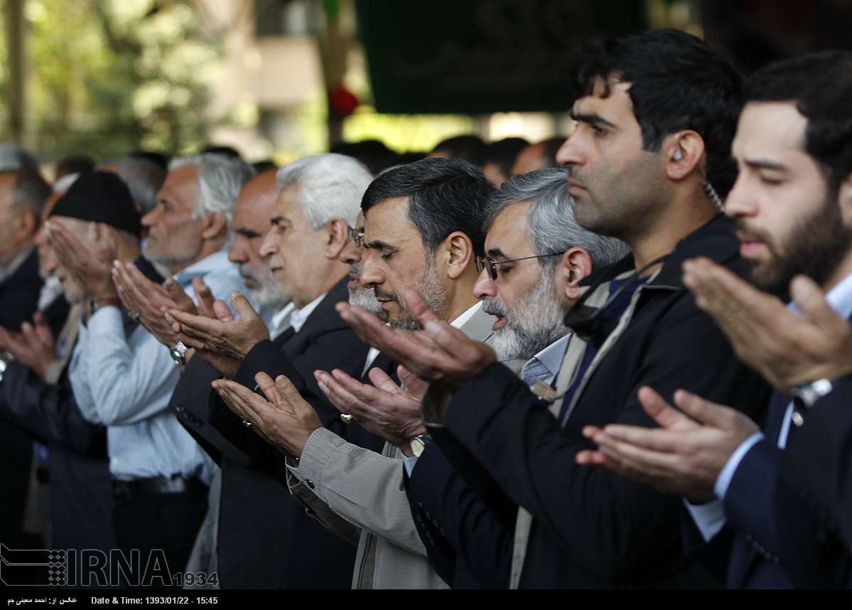 تصویری از احمدی نژاد و الهام در نماز جمعه