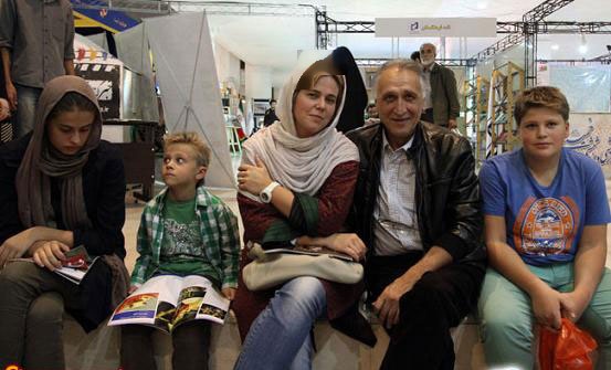 2 تصویر جالب از احمد نجفی در کنار فرزندان و همسر روسش