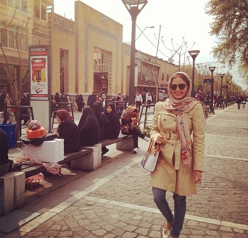 تصویری از الناز شاکردوست با تیپی متفاوت در بازار بزرگ تهران