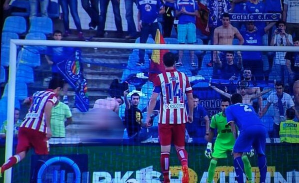 حرکت بسیار زشت طرفدار فوتبال در هنگام زدن ضربه پنالتی!