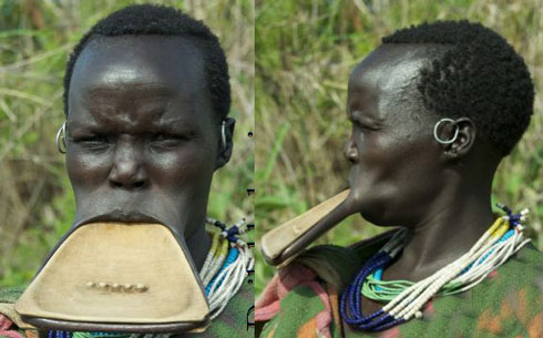 اقدام عجیب و خطرناک دختران یک قبیله برای بزرگ شدن لب هایشان!+ تصویر