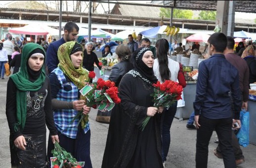 هدیه دادن گل به زنان بی‌حجاب در باکو! +تصاویر