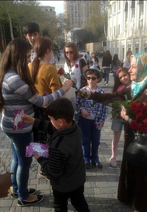 هدیه دادن گل به زنان بی‌حجاب در باکو! +تصاویر