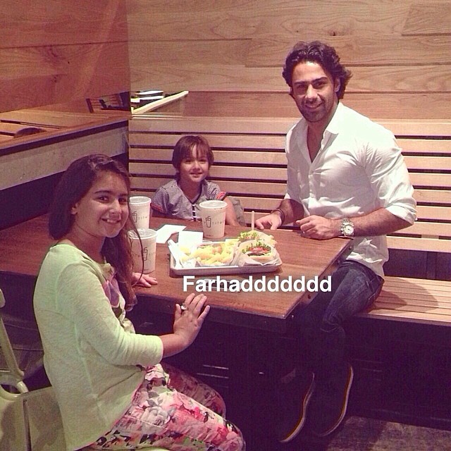 عکس/ فرهاد مجیدی با دختر و پسرش بر سر میز شام