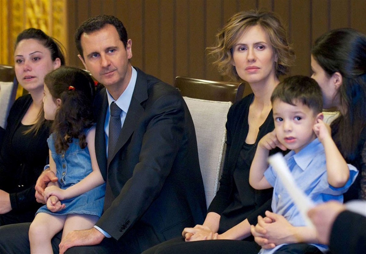 تصاویر اسد و همسرش درکنار خانواده‌های کشته‌شدگان