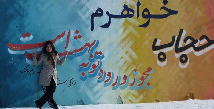تصاویر/ کشف حجاب و بی بندوباری دختران در خیابانهای تهران