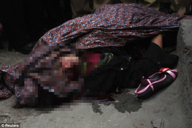 زن جوان توسط خانواده اش در برابر دادگاه با ضربات آجر و سنگ کشته شد 