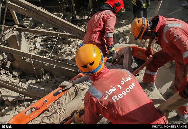 تصاویر ریزش مرگبار ساختمان در مشهد +18