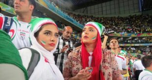 تیپ جالب نرگس محمدی و لیندا کیانی در جریان بازی ایران