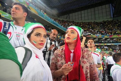 تیپ جالب نرگس محمدی و لیندا کیانی در جریان بازی ایران