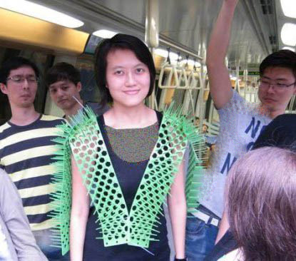 لباسی که امنیت زنان چینی را در مترو تامین می کند! +عکس