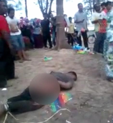 مادری که مرد متجاوز به دخترش را برهنه در خیابان تنبیه کرد!