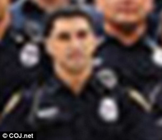 تجاوز بی شرمانه مامور پلیس به یک زن جوان در خیابان +عکس