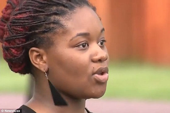 تجاوز بی شرمانه مامور پلیس به یک زن جوان در خیابان +عکس