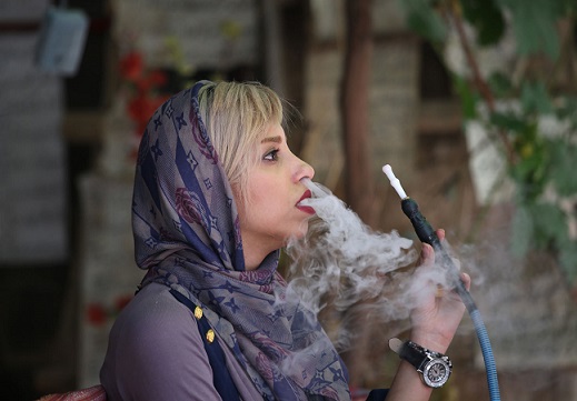 قلیان کشیدن دختر جوان شیرازی تیتر یک یاهو شد! +عکس