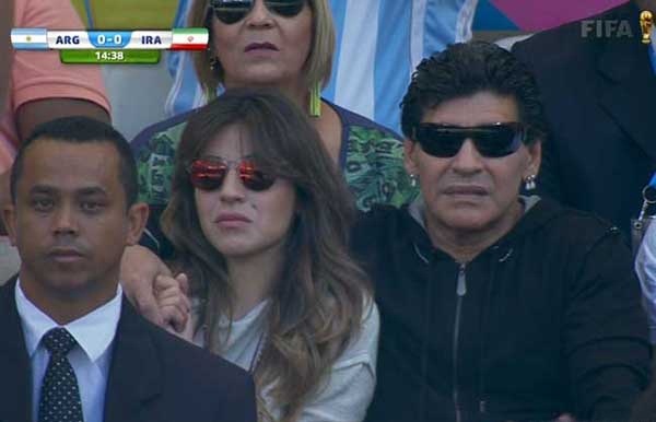 مارادونا و همسرش در استادیوم بازی ایران و ارژانتین