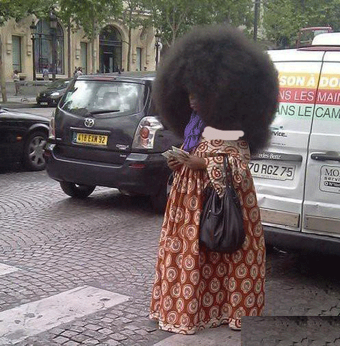 عکس/ مدل موی بسیار عجیب یک زن در خیابان!
