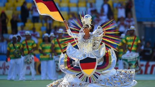 تصاویر/ لباس عجیب دختران در اختتامیه جام جهانی ۲۰۱۴ برزیل!