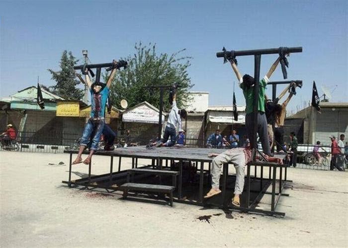 داعش 8 نفر را در سوریه به طرز فجیعی به صلیب کشید +عکس