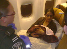 عکس/ زن جوانی که نوزاد خود را در هواپیما به دنیا اورد!