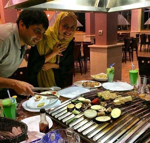 عکس/ حمید گودرزی و همسرش در یک رستوران چینی