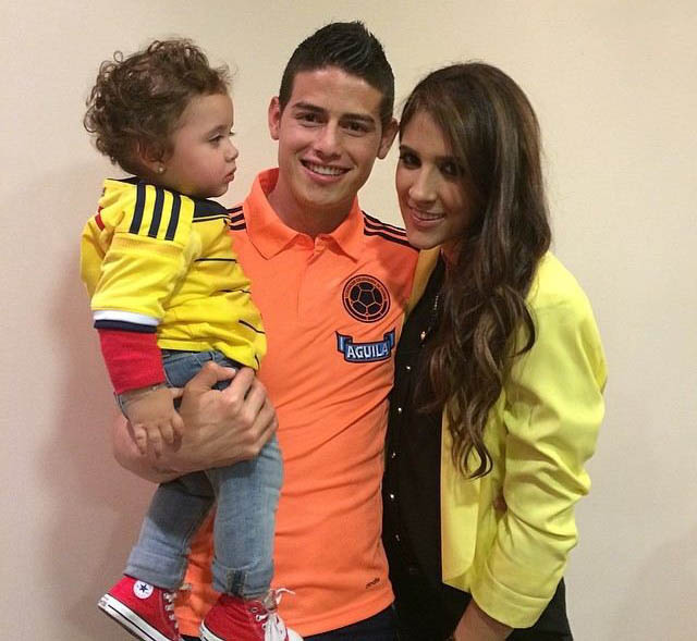 عکس/ آقای گل جام جهانی در کنار همسر و دخترش