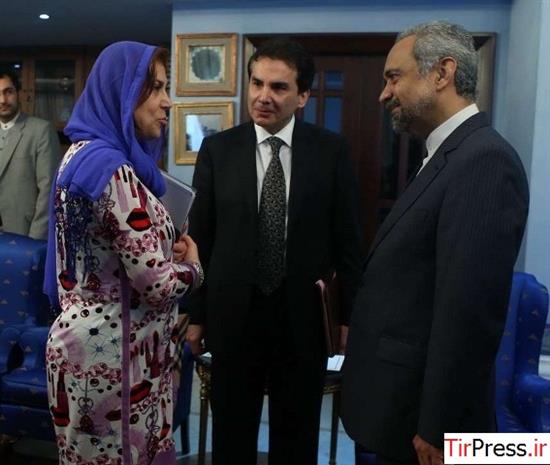 عکس/ مانتوی منشوری زن ایتالیایی در دیدار با رئیس دفتر روحانی!
