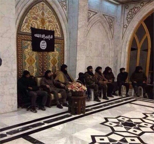 عکس/ البغدادی «سر کرده تروریست های داعش» در کاخ خلافت خود!