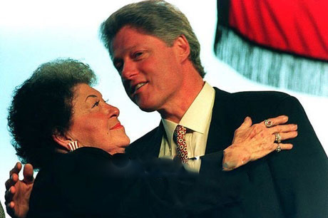 تجاوز رئیس جمهور پیشین امریکا به مادرش! +عکس