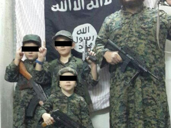 همکاری کودک خردسال با پدر داعشی خود در بریدن سرها!