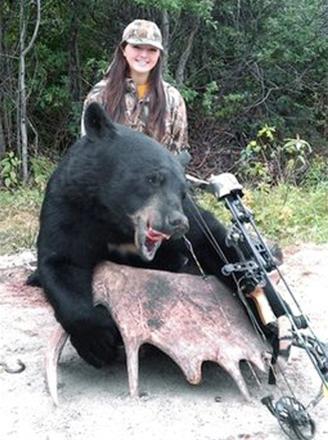 عکس/ شکار خرس 200 کیلیویی توسط دختر 17 ساله!