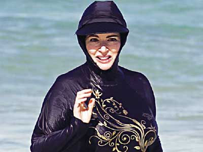 اعتراض زنانه به ممنوعیت شنا با لباس /عکس