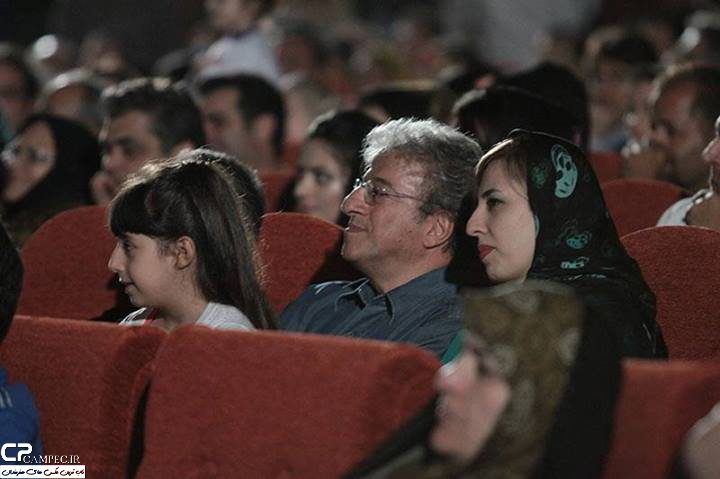 علیرضا خمسه در کنار همسر و دخترش