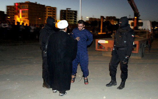 تصاویر/  اعدام دو شرور در ملاعام (18+) 