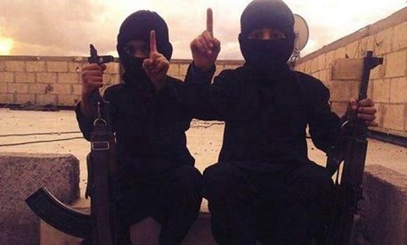 تصاویر/ افتتاح مدرسه جهاد داعش برای آموزش آدم‌کشی به کودکان!