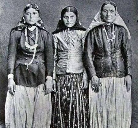  این تصویر ، دختران بالای شهر و پولدار تهرانی در دوره قاجار را نشان می دهد.