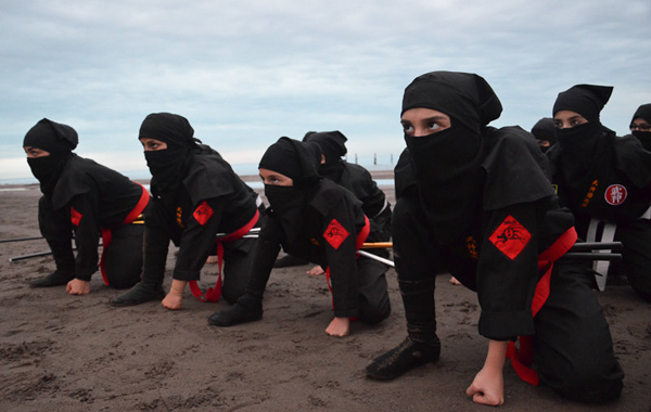 www.dustaan.com-تمرینات دختران «نینجـا» در سواحل دریای خزر16